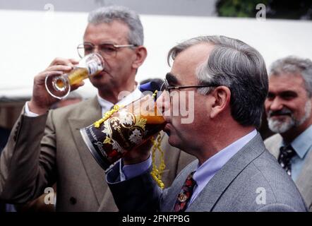 Bundesfinanzminister Theo WAIGEL , CSU , Bier trinken beim Sommerfest des Finanzministeriums , August 1995 [automatisierte Übersetzung] Stockfoto