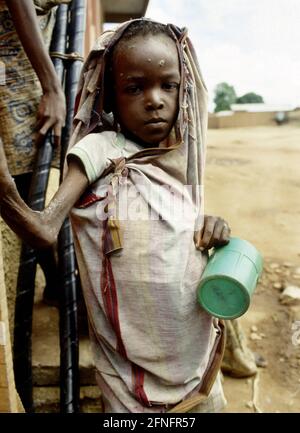 VOR , ANGOLA : EIN Junge wartet in der Schlange vor einem Futterzentrum in Malanje , 1993. Dezember vor , ANGOLA : EIN Junge wartet in der Schlange vor einem Futterzentrum in Malanje , 1993. Dezember Stockfoto