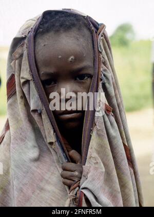 VOR , ANGOLA : EIN Junge wartet in der Schlange vor einem Futterzentrum in Malanje , 1993. Dezember vor , ANGOLA : EIN Junge wartet in der Schlange vor einem Futterzentrum in Malanje , 1993. Dezember Stockfoto