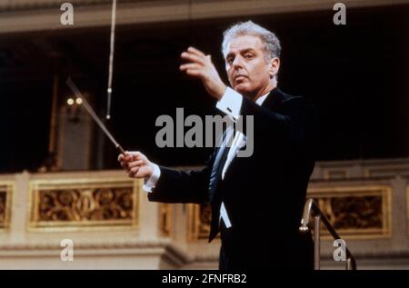 Daniel Barenboim, argentinisch-israelischer Pianist und Dirigent, während eines Konzerts, 1988. Daniel Barenboim, argentinisch-israelischer Pianist und Dirigent, während eines Konzerts, 1988. Stockfoto