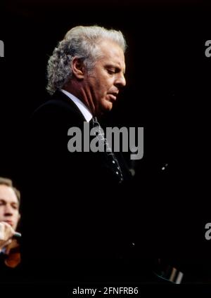 Daniel Barenboim, argentinisch-israelischer Pianist und Dirigent, während eines Konzerts mit den Berliner Philharmonikern in der Waldbühne, 1997. Daniel Barenboim, argentinisch-israelischer Pianist und Dirigent, während eines Konzerts, 1997. Stockfoto