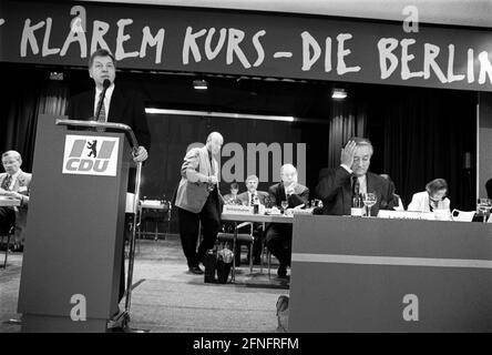 Deutschland, Berlin, 21.02.1998, CDU-Landtagskonferenz in Berlin, im Hotel Maritim, (von links nach rechts) Eberhard Diepgen (Regierender Bürgermeister), Innensenator Jörg Schönbohm, Klaus Landowsky, . [Automatisierte Übersetzung] Stockfoto