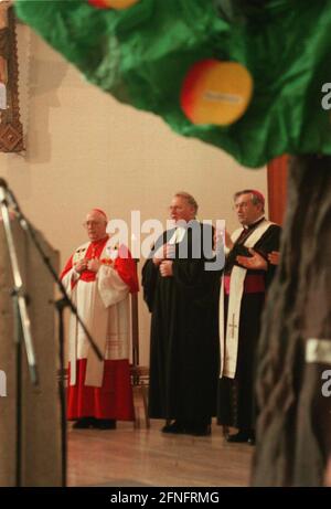 Deutschland, Berlin, 09.05.1998, Ökumenischer Familiendienst anlässlich der bundesweiten Eröffnung der Woche für das Leben 1998 in der katholischen Pfarrkirche St. Joseph in Berlin-Weißensee, (von links nach rechts): Georg Kardinal Sterzinsky, Präsident Manfred Kock / Vorsitzender des Rates der EKD, Bischof Karl Lehmann, Vorsitzender der Deutschen Bischofskonferenz, . [Automatisierte Übersetzung] Stockfoto