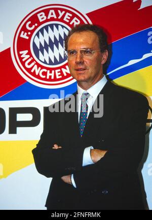 FUSSBALL 1. BUNDESLIGA SAISON 1993/1994 Trainer Franz Beckenbauer (Bayern München) vor dem Bayern-Logo 15.03.1994 (Aufnahmedatum geschätzt) FOTO: WEREK Pressebildagentur xxNOxMODELxRELEASExx Stockfoto