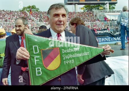 Fußball 1. Bundesliga 1997/1998 34. Matchday 09.05.1998 Deutscher Meister 1998, 1. FC Kaiserslautern FCK-Präsident Hubert Kessler (Mitte) mit DFB-Champion Pennant und Wolfgang Holzhaeuser (Rückseite, DFB) FOTO: WEREK Press Picture Agency xxNOxMODELxRELEASExx Stockfoto