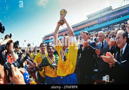 INTERNATIONALE FUSSBALL-WELTMEISTERSCHAFT 1994 FINALE Brasilien - Italien 17.07.1994 Carlos Dnicht (Brasilien) feiert mit der WM-Trophäe. Neben ihm Vizepräsident Al Gore (3. Von rechts) FIFA-Präsident Joao Havelange (2. Von rechts) und Joseph Blatter (rechts) FOTO: WEREK Press Photo Agency xxNOxMODELxRELEASExx Stockfoto