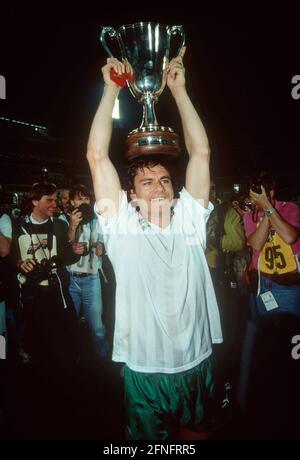 FUSSBALL-SAISON 1991/1992 EUROPA-POKALFINALE DER Pokalsieger IN MONACO - Werder Bremen Wynton Rufer (SV Werder Bremen) mit dem Europameisterschaftsfinale FOTO: WEREK Pressefotoagentur xxNOxMODELxRELEASExx Stockfoto