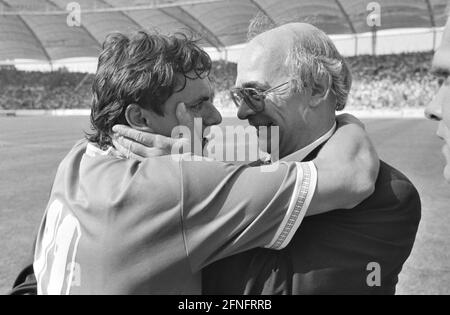 FUSSBALL 1. BUNDESLIGA-SAISON 1992/1993 34. Matchday VfB Stuttgart - Werder Bremen 05.06.1993 Wynton Rufer (links) und Klaus-Dieter Fischer (von links, beide Werder Bremen) feiern nach dem Gewinn der Meisterschaft FOTO: WEREK Pressebildagentur xxNOxMODELxRELEASExx Stockfoto