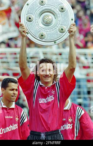 Fußball 1. Bundesliga 1997/1998 34. Matchday 09.05.1998 Deutscher Meister 1998, 1. FC Kaiserslautern Harry Koch überreicht die Meisterschaftspokale FOTO: WEREK Pressebilder xxNOxMODELxRELEASExx Stockfoto