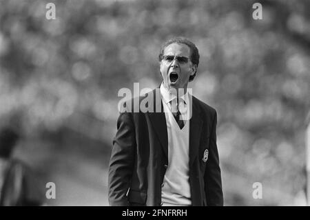 FUSSBALL 1. BUNDESLIGA SAISON 1993/1994 Bayern München - 1. FC Nürnberg 23.04.1994 Trainer Franz Beckenbauer (FC Bayern München) EMOTIONALES FOTO: WEREK Pressebilder xxNOxMODELxRELEASExx Stockfoto