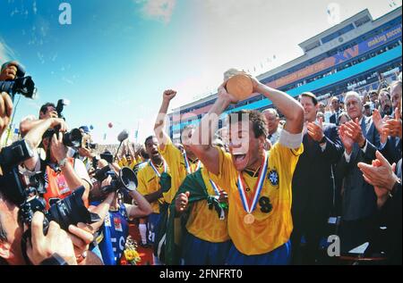 INTERNATIONALE FUSSBALL-WELTMEISTERSCHAFT 1994 FINALE Brasilien - Italien 17.07.1994 Carlos Dnicht (Brasilien) feiert mit der WM-Trophäe. Neben ihm Vizepräsident Al Gore (3. Von rechts) FIFA-Präsident Joao Havelange (2. Von rechts) FOTO: WEREK Press Photo Agency xxNOxMODELxRELEASExx Stockfoto