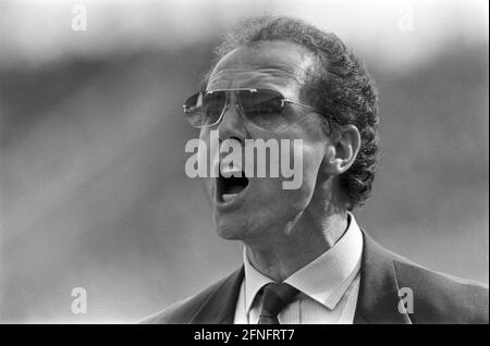 FUSSBALL 1. BUNDESLIGA SAISON 1993/1994 Bayern München - 1. FC Nürnberg 23.04.1994 Trainer Franz Beckenbauer (FC Bayern München) EMOTIONALES FOTO: WEREK Pressebilder xxNOxMODELxRELEASExx Stockfoto