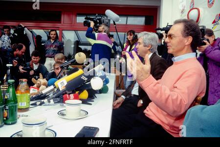 FUSSBALL 1. BUNDESLIGA SAISON 1993/1994 Trainer Franz Beckenbauer (Bayern München) Pressekonferenz 01.02.1994 (Aufnahmedatum geschätzt) FOTO: WEREK Pressebildagentur xxNOxMODELxRELEASExx Stockfoto