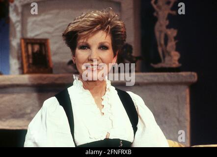 CAROLIN REIBER, deutsche TV Moderatorin der Volksmusik, Portrait um 1998. CAROLIN REIBER, deutsche TV-Moderatorin für bayerische Volksmusik, Porträt um 1998. Stockfoto