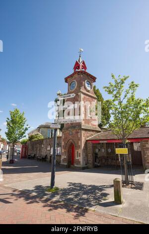 Der Uhrenturm im Dorf Nether Stowey am Fuße der Quantock Hills, Somerset, England. Stockfoto