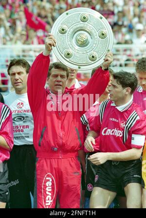 Fußball 1. Bundesliga 1997/1998 34. Matchday 09.05.1998 Deutscher Meister 1998, 1. FC Kaiserslautern Trainer Otto Rehhagel (links) überreicht mit Ciriaco Sforza (rechts) und Torwarttrainer Gerald Ehrmann (links) DEN Meisterschaftspokal FOTO: WEREK Pressebildagentur xxNOxMODELxRELEASExx Stockfoto