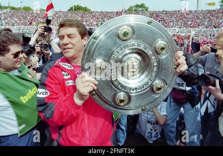 Fußball 1. Bundesliga 1997/1998 34. Matchday 09.05.1998 Deutscher Meister 1998, 1. FC Kaiserslautern Trainer Otto Rehhagel (links) überreicht den Meisterschaftspokal mit Fotografen FOTO: WEREK Pressebildagentur xxNOxMODELxRELEASExx Stockfoto