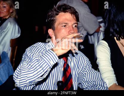 Fußball 1. Bundesliga 1993/1994 34. Spieltag 07.05.1994 Deutscher Meister FC Bayern München Meisterschaftsfeier, Lothar Matthäus mit Zigarre FOTO: WEREK Pressebilder xxNOxMODELxRELEASExx Stockfoto