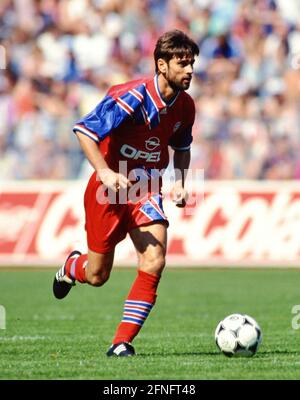 Fußball 1. Bundesliga 1993/1994 34. Spieltag 07.05.1994 FC Bayern München - FC Schalke 04 Oliver Kreuzer (FC Bayern München) am Ball FOTO: WEREK Pressebilder xxNOxMODELxRELEASExx Stockfoto