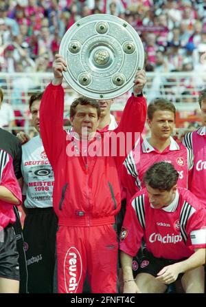 Fußball 1. Bundesliga 1997/1998 34. Matchday 09.05.1998 Deutscher Meister 1998, 1. FC Kaiserslautern Trainer Otto Rehhagel (links) überreicht die Meisterschaftspokal und Ciriaco Sforza (rechts) FOTO: WEREK Pressebildagentur xxNOxMODELxRELEASExx Stockfoto