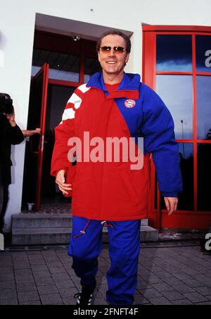 FUSSBALL 1. BUNDESLIGA SAISON 1993/1994 Trainer Franz Beckenbauer (Bayern München) auf dem Weg zum Trainingsgelände 01.02.1994 FOTO: WEREK Pressebilder xxNOxMODELxRELEASExx Stockfoto