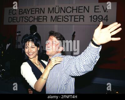 Fußball 1. Bundesliga-Saison 1993/1994 FC Bayern München - Schalke 04 34. Matchday 07.05.1994 Lothar MATTHÄUS (rechts) tanzt bei der WM-Party mit Frau Lolita MORENA (links) FOTO: WEREK Pressebildagentur xxNOxMODELxRELEASExx Stockfoto