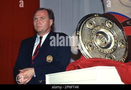 Fußball 1. Bundesliga-Saison 1993/1994 FC Bayern München - Schalke 04 34. Matchday 07.05.1994 Manager Uli HOENESS (FC Bayern) mit Meisterschaftspokal auf der Meisterschaftsparty. FOTO: WEREK Press Picture Agency xxNOxMODELxRELEASExx [automatisierte Übersetzung] Stockfoto