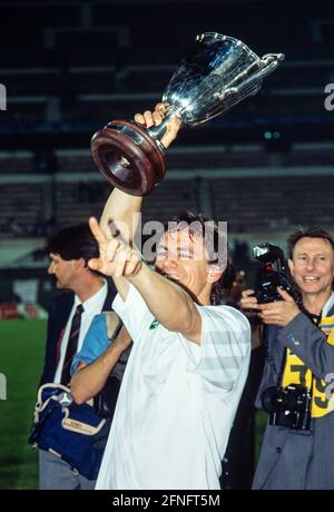 FUSSBALL-CUP DER POKALSIEGER SAISON 1991/1992 FINALE SV Werder Bremen - AS Monaco 06.05.1992 Wynton Rufer (SV Werder Bremen) jubelt über den Pokal FOTO: WEREK Pressebildagentur xxNOxMODELxRELEASExx Stockfoto
