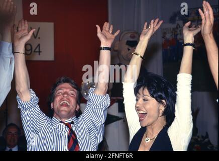 Fußball 1. Bundesliga-Saison 1993/1994 FC Bayern München - Schalke 04 34. Matchday 07.05.1994 Lothar MATTH€US (links) Jubel zur WM-Party mit Frau Lolita MORENA (rechts) FOTO: WEREK Pressebilder xxNOxMODELxRELEASExx Stockfoto