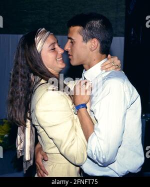 Fußball 1. Bundesliga-Saison 1993/1994 FC Bayern München - Schalke 04 34. Matchday 07.05.1994 Mehmet SCHOLL (rechts) mit Frau Susanne (links) bei der WM-Party. FOTO: WEREK Press Photo Agency xxNOxMODELxRELEASExx [automatisierte Übersetzung] Stockfoto