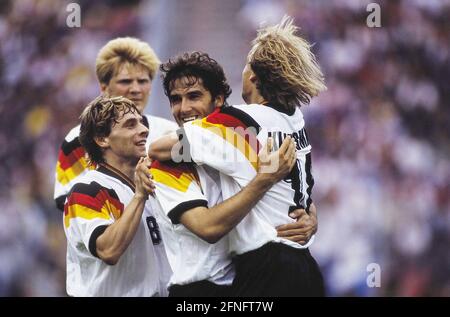 FUSSBALL-Europameisterschaft 1992 Deutschland - Schottland 15.06.1992 Thomas HAESSLER, Karlheinz RIEDLE und Jürgen KLINSMANN (flnr alle Deutschland) feiern. FOTO: WEREK Press Photo Agency xxNOxMODELxRELEASExx [automatisierte Übersetzung] Stockfoto