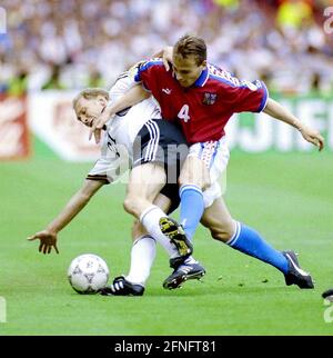 FUSSBALL-Europameisterschaft 1996 Deutschland - Tschechische Republik Finale 30.06.1996 Dieter EILTS (Deutschland links) gegen Pavel NEDVED (Tschechische Republik) FOTO: WEREK Press Picture Agency xxNOxMODELxRELEASExx Stockfoto