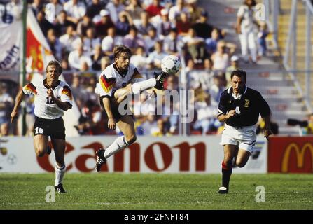 FUSSBALL-Europameisterschaft 1992 Deutschland - Schottland 15.06.1992 Jürgen KLINSMANN, Thomas HAESSLER (beide Deutschland), Maurice MALPAS (Schottland rechts) FOTO: WEREK Press Photo Agency xxNOxMODELxRELEASExx Stockfoto