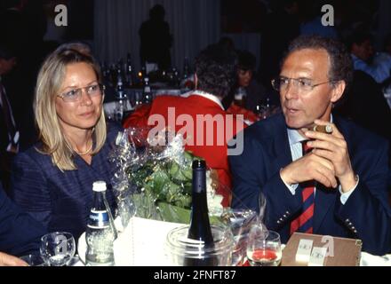 Fußball 1. Bundesliga-Saison 1993/1994 FC Bayern München - Schalke 04 34. Matchday 07.05.1994 Sybille BECKENBAUER (links), Franz BECKENBAUER (rechts) bei der WM-Feier. FOTO: WEREK Press Photo Agency xxNOxMODELxRELEASExx [automatisierte Übersetzung] Stockfoto