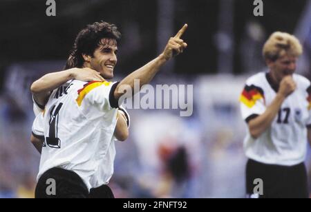 FUSSBALL-Europameisterschaft 1992 Deutschland - Schottland 15.06.1992 Karlheinz RIEDLE (Deutschland) Prost. FOTO: WEREK Press Photo Agency xxNOxMODELxRELEASExx [automatisierte Übersetzung] Stockfoto