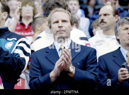 FUSSBALL-Europameisterschaft 1996 Deutschland - Tschechische Republik 09.06.1996 Berti VOGTS (Deutschland) applaudiert vor dem Spiel. FOTO: WEREK Press Photo Agency xxNOxMODELxRELEASExx [automatisierte Übersetzung] Stockfoto