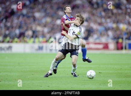 FUSSBALL-Europameisterschaft 1996 Deutschland - Finale der Tschechischen Republik 30.06.1996 Pavel KUKA (Tschechische Republik links) gegen Thomas HELMER (Deutschland) FOTO: WEREK Press Picture Agency xxNOxMODELxRELEASExx Stockfoto