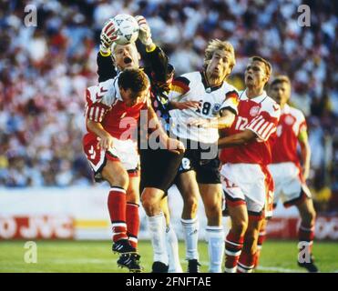 FUSSBALL-Europameisterschaft 1992 Dänemark - Deutschland Finale 26.06.1992 John JENSEN, Peter SCHMEICHEL (beide Dänemark), Jürgen KLINSMANN (Deutschland), Torben PIECHNIK (Dänemark) FOTO: WEREK Press Picture Agency xxNOxMODELxRELEASExx [automatisierte Übersetzung] Stockfoto