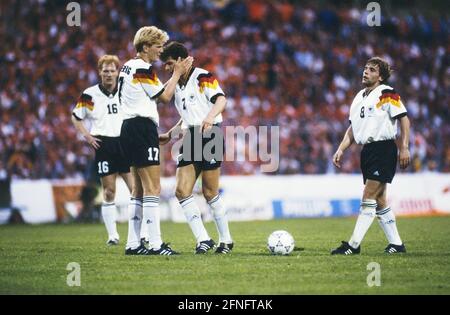 FUSSBALL-Europameisterschaft 1992 Deutschland - Niederlande 18.06.1992 Stefan EFFENBERG, Andreas MOELLER und Thomas HAESSLER (Flnr alle Deutschland) vor einem Freistoß. FOTO: WEREK Press Photo Agency xxNOxMODELxRELEASExx [automatisierte Übersetzung] Stockfoto