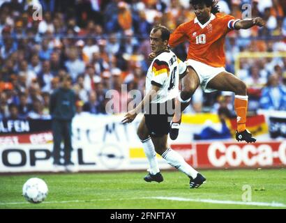 FUSSBALL-Europameisterschaft 1992 Deutschland - Niederlande 18.06.1992 Michael FRONTZECK (Deutschland links) gegen Ruud GULLIT (Niederlande) FOTO: WEREK Press Picture Agency xxNOxMODELxRELEASExx Stockfoto