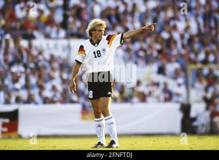 FUSSBALL-Europameisterschaft 1992 Dänemark - Deutschland Finale 26.06.1992 Juergen KLINSMANN (Deutschland) zeigt. FOTO: WEREK Press Picture Agency xxNOxMODELxRELEASExx [automatisierte Übersetzung] Stockfoto