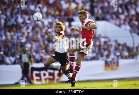 FUSSBALL-Europameisterschaft 1992 Dänemark - Deutschland Finale 26.06.1992 Jürgen KLINSMANN (Deutschland links) gegen Lars OLSEN (Dänemark) FOTO: WEREK Press Picture Agency xxNOxMODELxRELEASExx Stockfoto