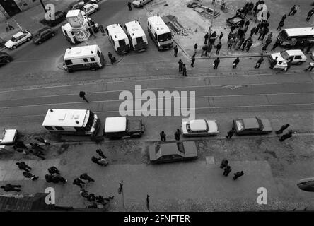 Deutschland, Berlin, 09.02.1994, Polizeiwagen vor dem besetzten Haus Kastanienallee 71, (gehört zur Heilsarmee), . [Automatisierte Übersetzung] Stockfoto