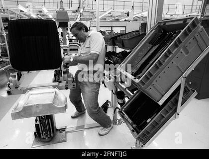 DEU , DEUTSCHLAND : Produktion der Mercedes-Benz S-Klasse im Werk Sindelfingen der Mercedes-Benz AG , hier : Arbeiten an den Sitzen , Juni 1991 Stockfoto