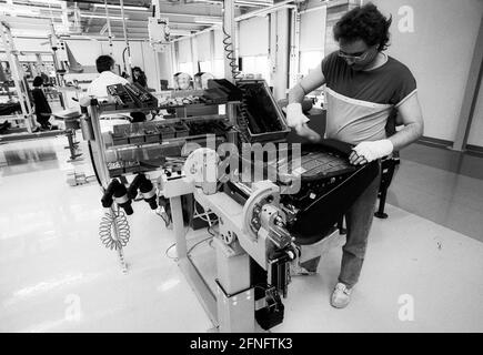 DEU , DEUTSCHLAND : Produktion der Mercedes-Benz S-Klasse im Werk Sindelfingen der Mercedes-Benz AG , hier : Arbeiten an den Sitzen , Juni 1991 Stockfoto