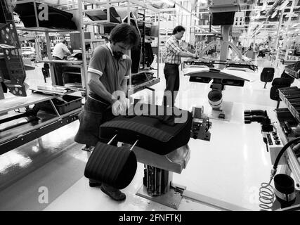 DEU , DEUTSCHLAND : Produktion der Mercedes-Benz S-Klasse im Werk Sindelfingen der Mercedes-Benz AG , hier : Arbeiten an den Sitzen , Juni 1991 Stockfoto