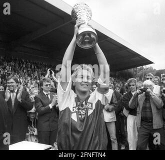 Deutsche Fußballmeisterschaft der Frauen 1991. Teamkapitän Martina Voss (TSV Siegen) überreicht den Pokal. [Automatisierte Übersetzung] Stockfoto