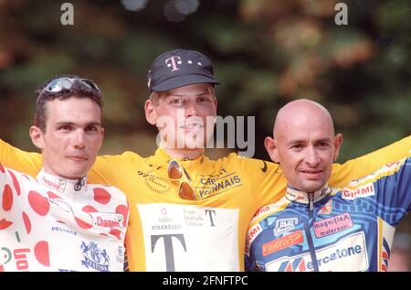 Tour de France 1997. Preisverleihung am 27.07.1997 in Paris: Von links: Richard Virenque, Gesamtsieger Jan Ullrich und Marco Pantini [automatisierte Übersetzung] Stockfoto