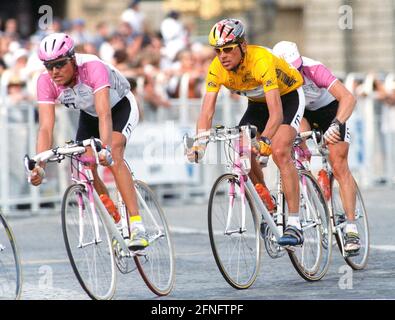 Tour de France 1997. Jan Ullrich im gelben Trikot und Bjarne Riis (links) am 27.07.1997 in Paris. [Automatisierte Übersetzung] Stockfoto