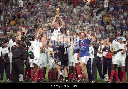 Weltmeisterschaft 1998 in Frankreich. Finale: Frankreich - Brasilien 3:0/12.07.1998 in St. Denis. Coach Aime Jacquet (FRA) mit der WM-Trophäe. [Automatisierte Übersetzung] Stockfoto